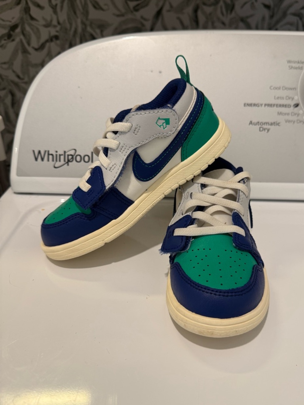 Nike Kids Low-Top Sneakers in Green, Navy & White
